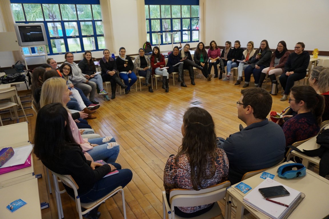 Alunos têm roda de conversa com surdas  FACCAT 